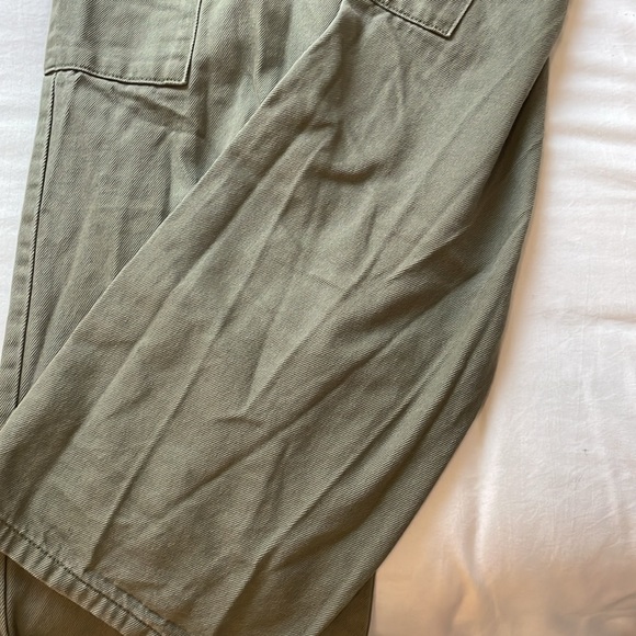 I am selling these green cargo jeans from forever 21, and they are really comfy. - Picture 8 of 8